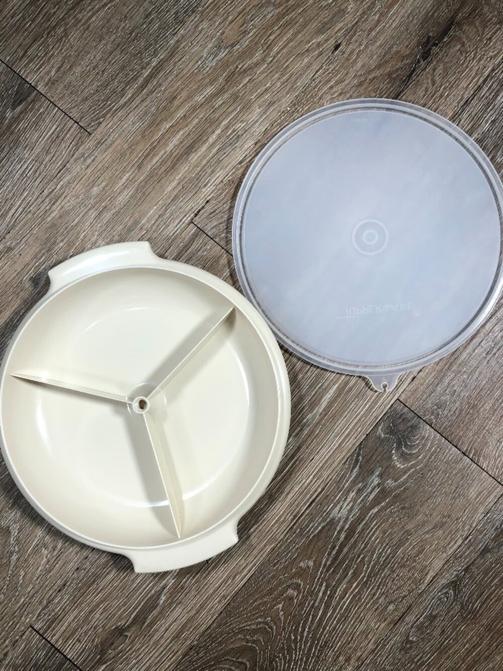 Vintage Tupperware Suzette 7 3/4" Round Divided Serving Dish 608-18 No handle